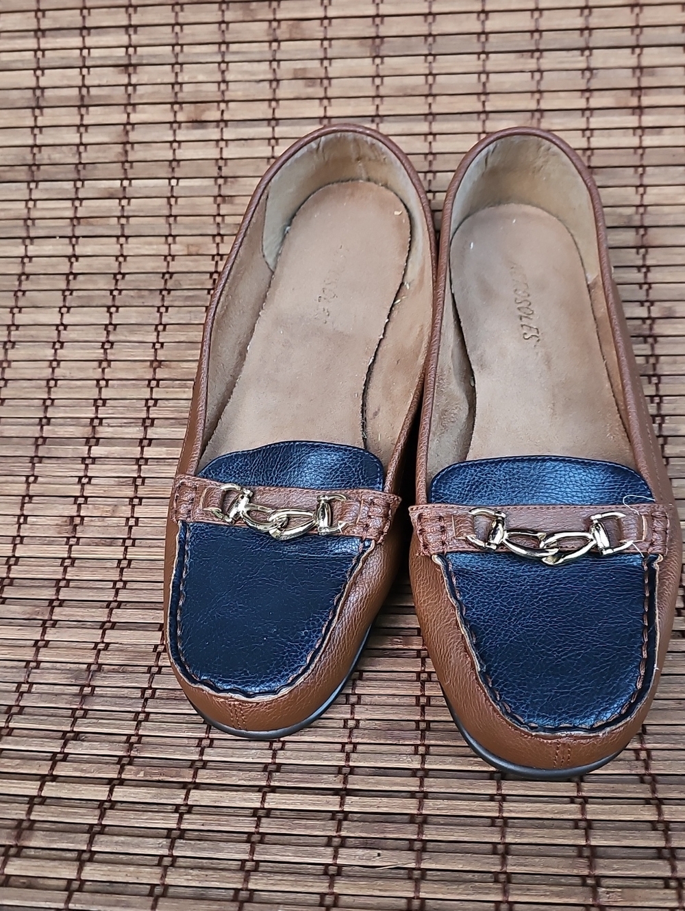 AEROSOLES Nuwsrooms Two-Tone Brown and Navy Chain-Trim Loafers AJ